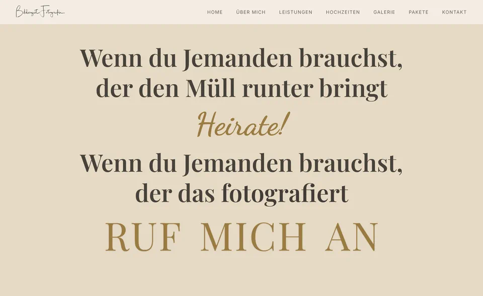 Website von Bilderzeit Fotografie am Desktop: Kopfleiste mit Logo-Schriftzug und ein Textabschnitt in großer Serifenschrift auf warmem Beige, darunter „Ruf mich an“ in Gold
