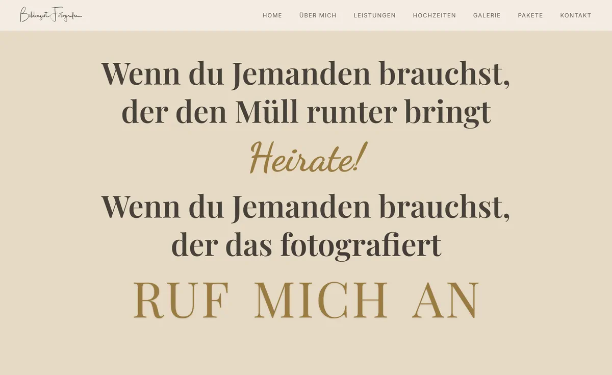 Website von Bilderzeit Fotografie am Desktop: Textabschnitt in großer Serifenschrift auf warmem Beige, darunter „Ruf mich an“